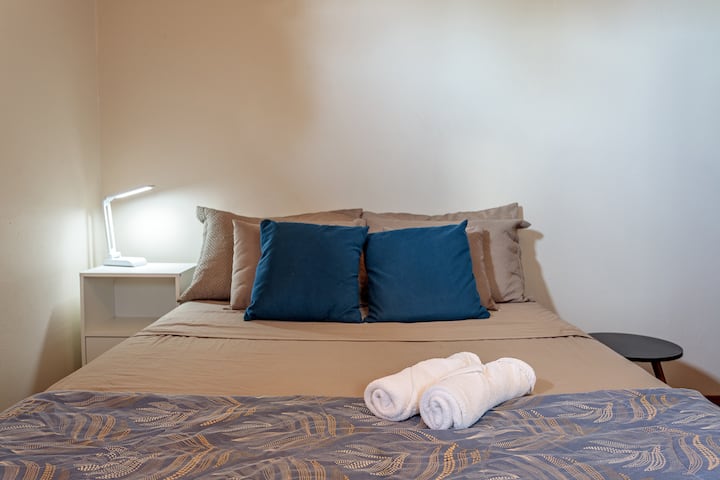 ორმაგი ზომის საწოლი 138 × 1,98 მ. ჩვენ გთავაზობთ თეთრეულს საწოლისთვის, ასევე, აბაზანის და სახის პირსახოცებს.