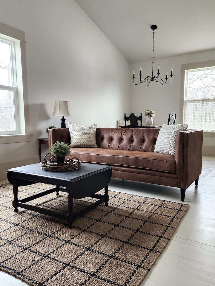 Newly Renovated Spacious Upstairs Apartment - Holland, MI