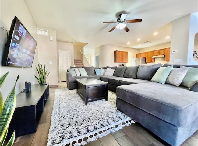 Desert Oasis-5BR/3.5BA-Short Drive Strip,LVCC,DTLV