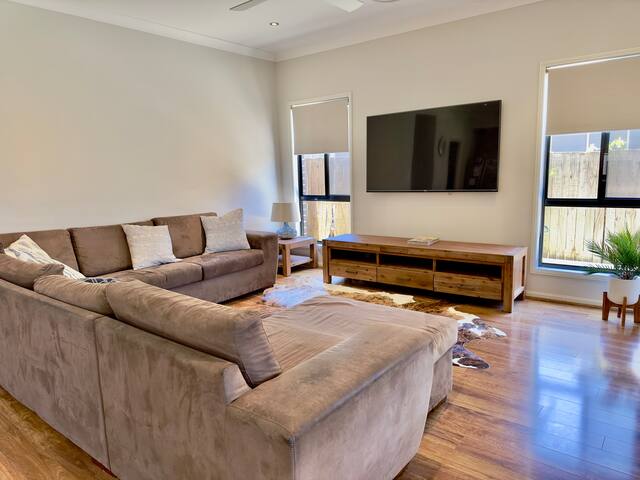 Modern 2 storey home by the bay gallery image 2