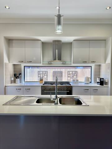 Modern 2 storey home by the bay gallery image 5