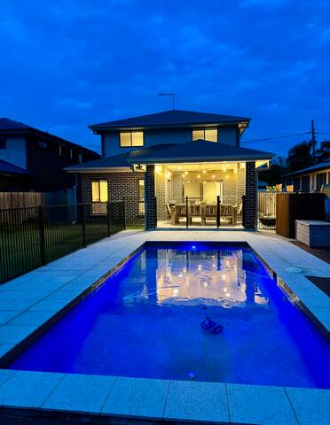 Modern 2 storey home by the bay