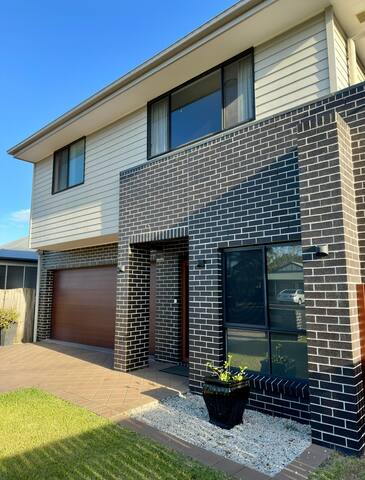 Modern 2 storey home by the bay gallery image 3