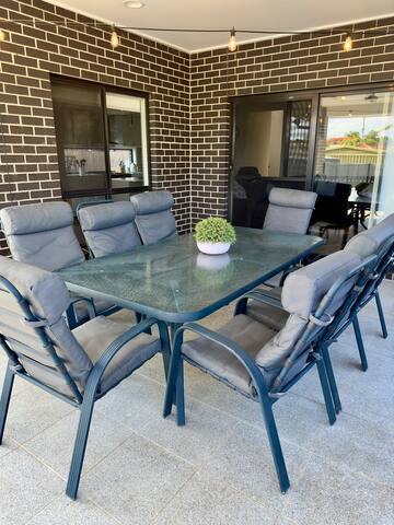 Modern 2 storey home by the bay gallery image 4