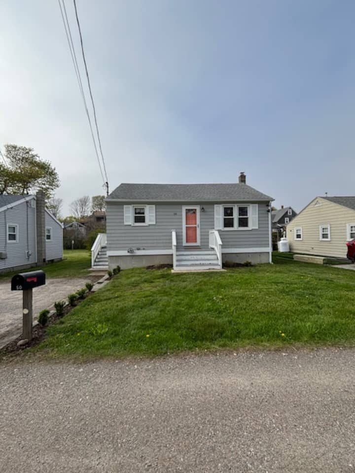 Beachy And Breezy - 8 Minute Walk To The Beach! - Narragansett, RI