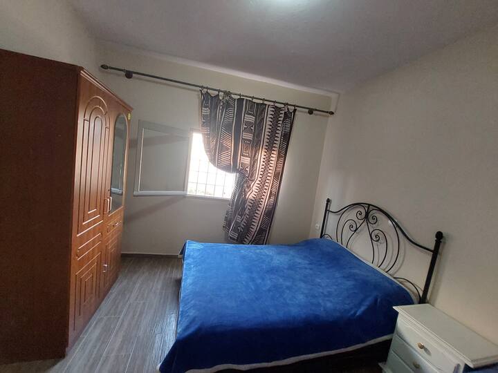 priestranná a dobre vetraná spálňa so štýlovou a pohodlnou posteľou 