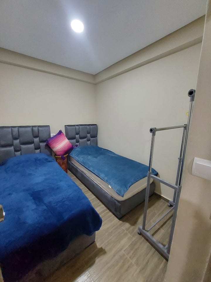 spálňa s dvoma pohodlnými jednolôžkami 