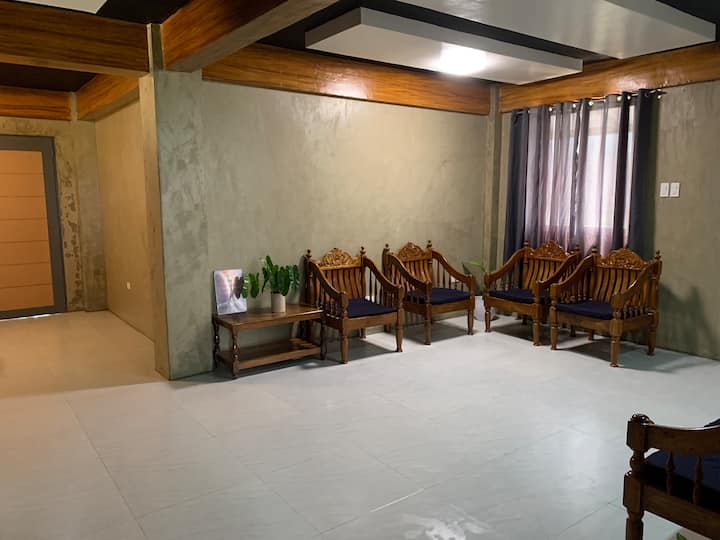 غرفة معيشة واسعة وباب للوصول إلى المطبخ