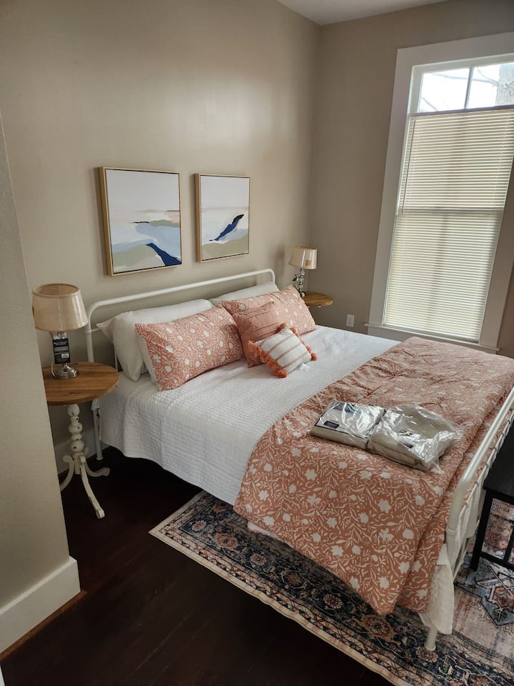 楼上有2米宽双人床，附带双层房。 