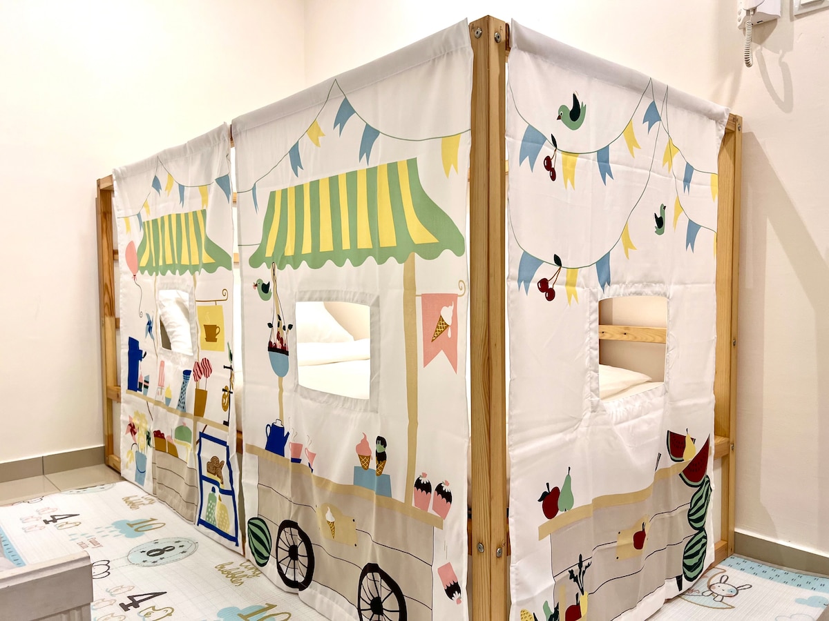 Cama individual especial con cortina juguetona para que los niños tengan juegos de rol divertidos en el mercado. Los huéspedes han dicho que sus hijos quieren abrir una heladería un día y convertirse en un emprendedor exitoso después de alojarse en esta cama…