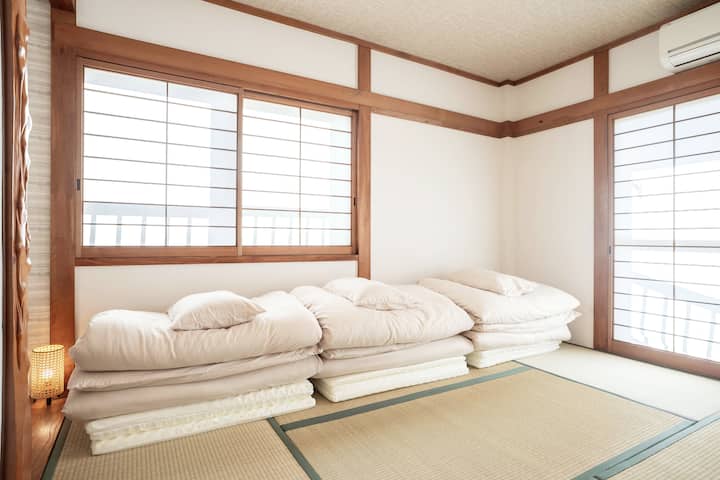Një dhomë mund të strehojë deri në 3 persona.Gjatë ditës, mund ta ngresh futonin dhe të kesh një dhomë të gjerë, ndërsa natën është një dhomë gjumi e qetë.Përdorimi fleksibël i dhomës në stil japonez siguron një qëndrim të rehatshëm.Koha e gjumit, si një kamp grupi, është një kujtim argëtues i udhëtimit.