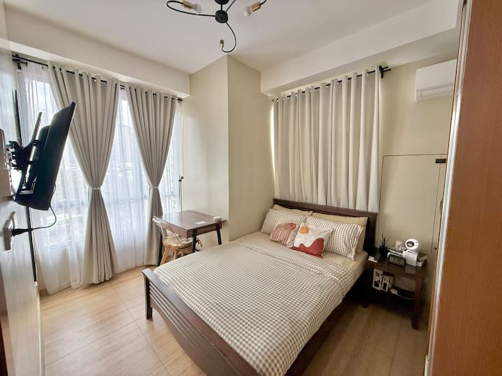 We have a 32-inch smart TV, perfect for binge-watching and nighttime bonding until it lulls you to sleep