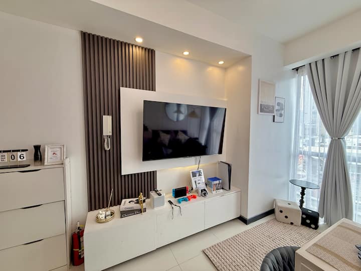 Watch movies on the 55" TV with Netflix & Prime, play on Nintendo Switch & PS5, or sing karaoke with our Bluetooth mic. We also have board games for classic bonding moments!