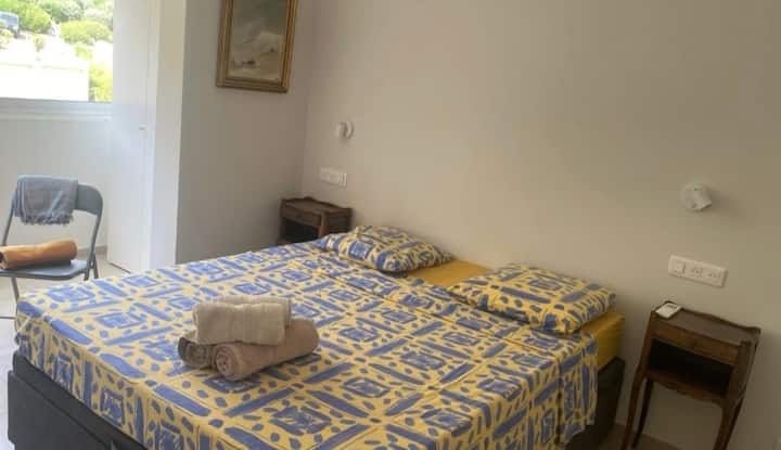 La chambre. Petit coin bureau et rangement (placard sur la droite)