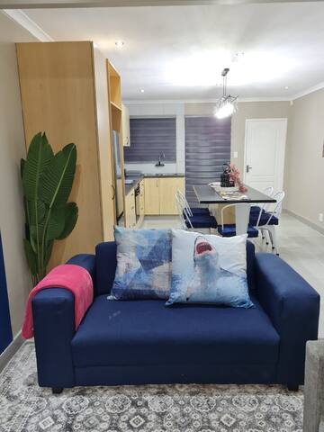 Bright, Airy, coastal getaway < 1km to ocean gallery image 3