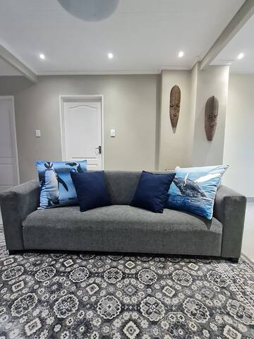 Bright, Airy, coastal getaway < 1km to ocean gallery image 2