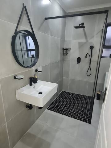 Bright, Airy, coastal getaway < 1km to ocean gallery image 5