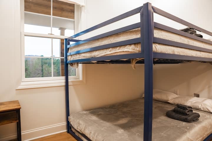 Este dormitorio de construcción personalizada tiene una litera con 2 colchones de tamaño completo con forma de memoria. Convenientemente ubicado a la cocina y al salón. 