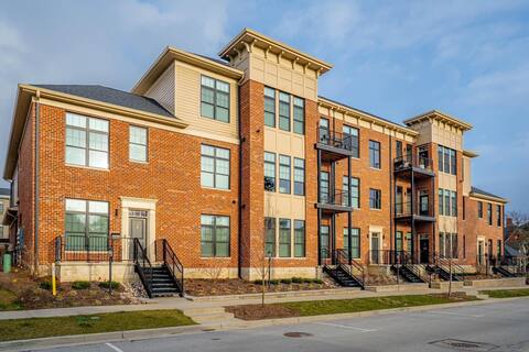 Luxury 2BR Condo- walk to downtown Valparaiso