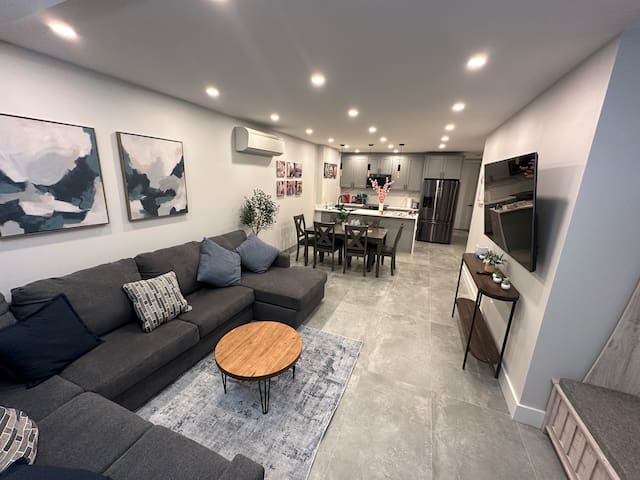 Beautiful Home 3br with backyard & parking