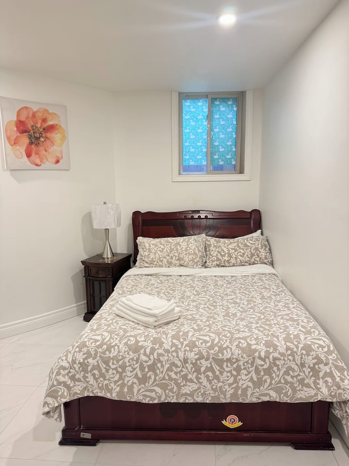 Cozy Bsmt Bachelor W/t Private Bth And Kitchen - Mississauga