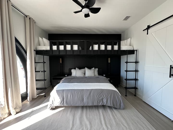 Dhomë gjumi në katin e 3-të. Krevat dopio "king" me 2 krevate dopio. 