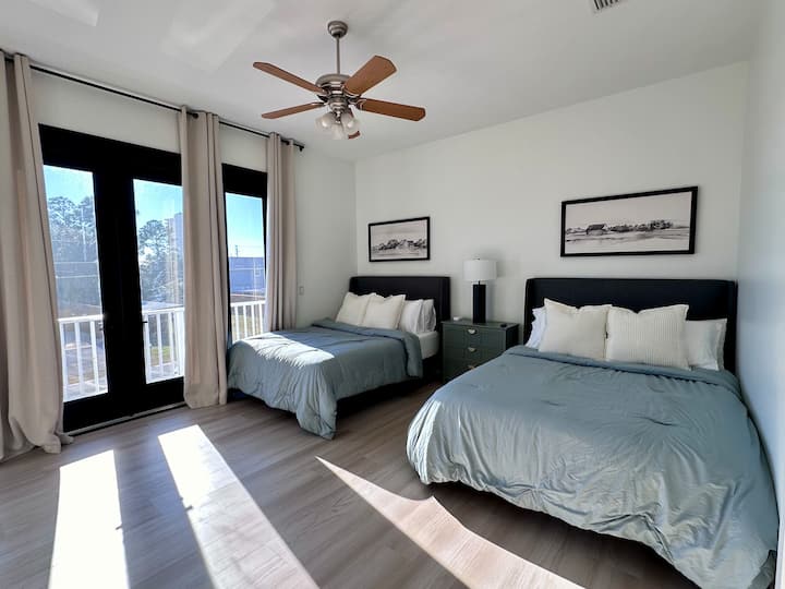 Dhomë gjumi në katin e dytë me 2 krevate dopio "queen". 