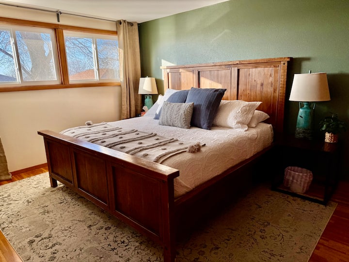 Upande wa 1206: Kitanda aina ya king, TV
Chumba kikuu cha kulala kwenye ghorofa ya juu chenye godoro la ukubwa wa King na televisheni ya Roku. Kuna kifaa cha kuchezea cha watoto (kilicho na godoro na shuka), feni na mito ya ziada na blanketi kwenye kabati. Pia kuna meza za kuweka mizigo yako. 