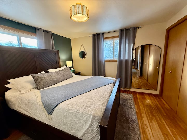 Upande wa 1206: Kitanda cha malkia na makabati mawili