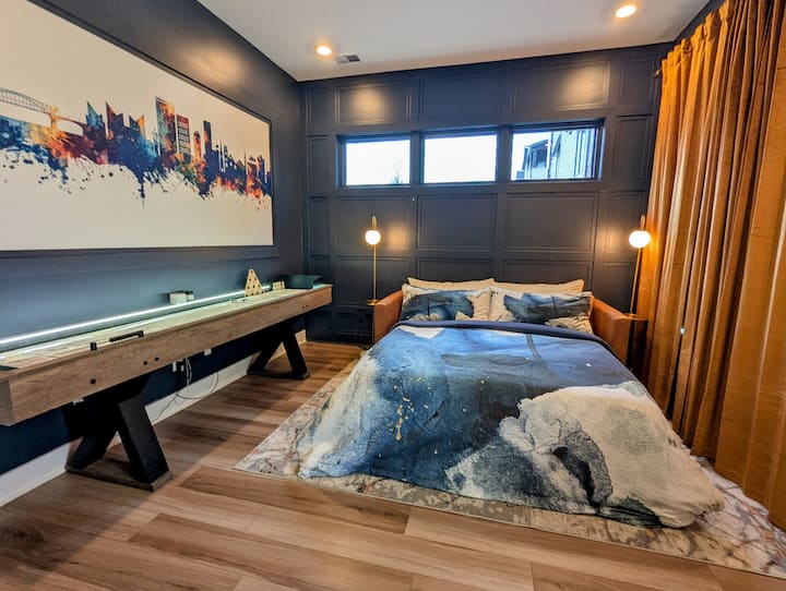 Удобен разтегателен диван с размер Queen на първия етаж за допълнително уединение и удобство.