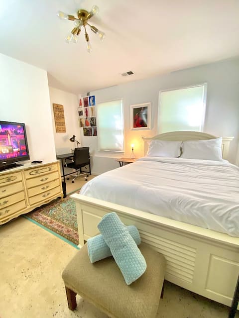Spacious private room near IAD