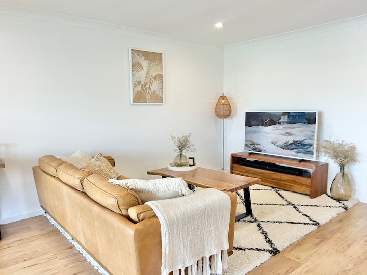 ტყავის გარნიტურა 55‑დუიმიანი სმარტტელევიზორითა და საუნდბარით. სამუშაო სივრცე. პლანტაციის ფანჯრის ჩამკეტები. 