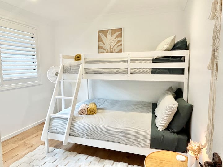 ერთიადგილიანი და ორსართულიანი საწოლი, ხალათი, პლანტაციური ჟალუზები, Ausclimate‑ის ვენტილატორი, საწოლთან ტუმბო და ლამპა. ყველა თეთრეული, საბანი და ბალიში. Აბაზანის პირსახოცები და საპონი.