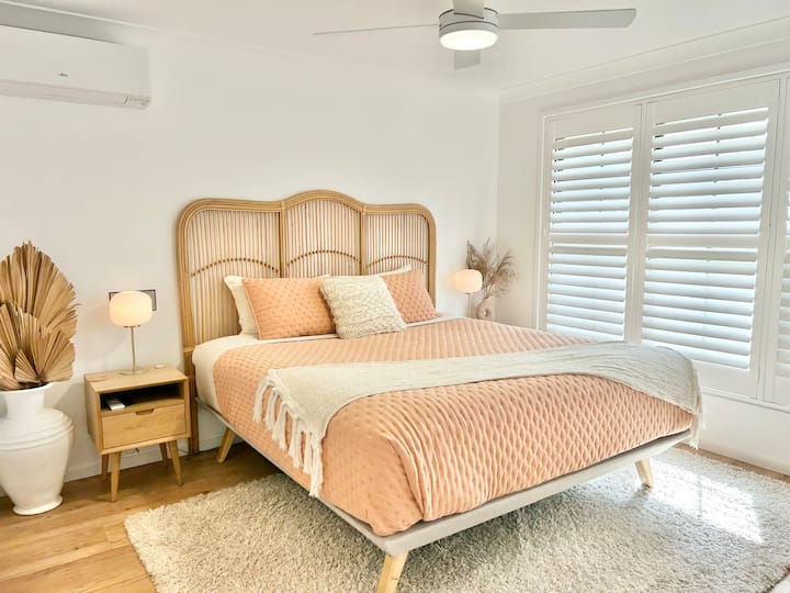 დიდი ორადგილიანი საწოლი, სააბაზანო, კონდიციონერი, ჭერის ვენტილატორი, ჩაშენებული კარადა, ქურთუკების საკიდები, სრულმეტრაჟიანი სარკე, პლანტაციური ჟალუზები, საწოლთან განთავსებული ტუმბოები და ლამპები. ყველა თეთრეული, ბალიშები, საბნები, პირსახოცები, ტანის საპონი, კონდიციონერი და შამპუნი, ტუალეტის ქაღალდი. 