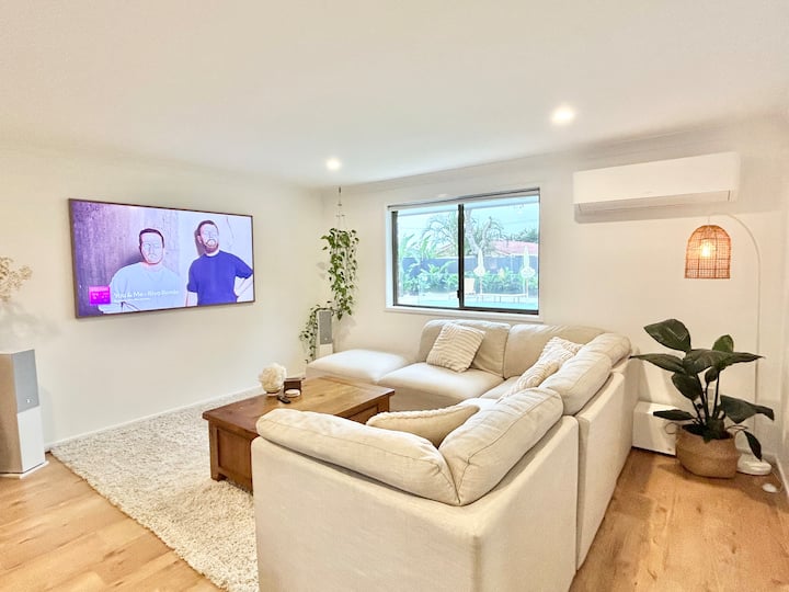 დიდი, კომფორტული მისაღები ოთახი, 75‑დუიმიანი სმარტ‑ტელევიზორი, სივრცითი ხმა, კონდიციონერი. სამაგიდო თამაშები. აუზის ხედი.