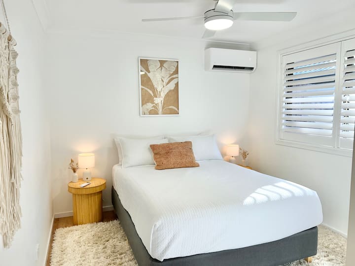 საწოლი 150×203 სმ, კონდიციონერი, ჭერის ვენტილატორი, ჩაშენებული კარადა, პლანტაციური ჟალუზები, საწოლთან განთავსებული ტუმბოები და ლამპები. ყველა თეთრეული, საბანი და ბალიში.