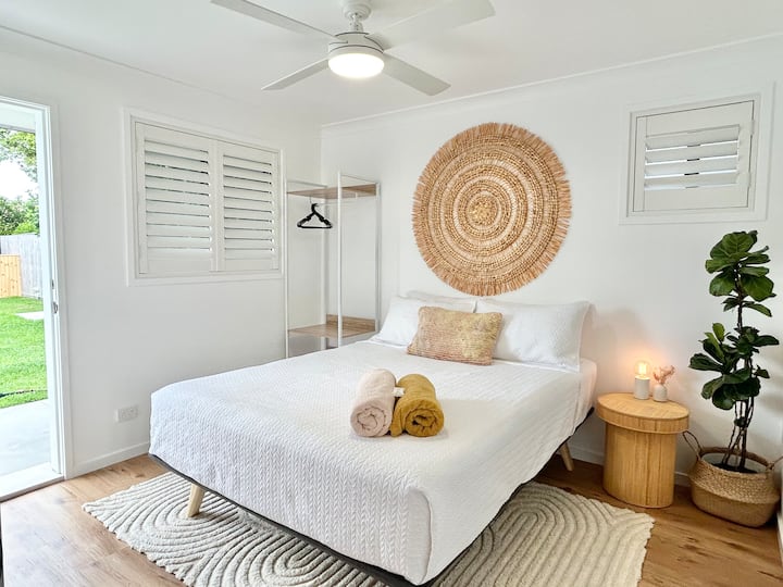 საწოლი 150×203 სმ, ჭერის ვენტილატორი, ღია გარდერობი, საძინებლის მაგიდა ლამპით, ჟალუზები. აუზის ხედი და ეზოში პირდაპირი გასასვლელი. ყველა თეთრეული, საბანი და ბალიში. Აბაზანის პირსახოცები და საპონი.