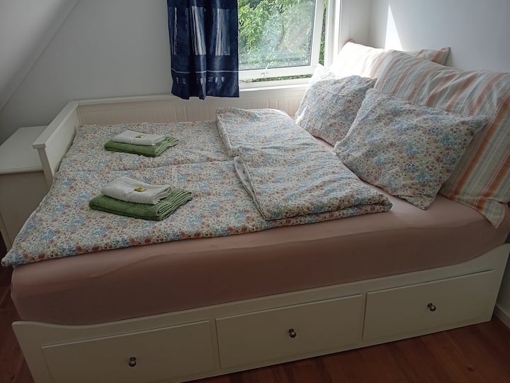 U ovom krevetu mogu spavati najviše dva gosta. Krevet je širok 160 cm