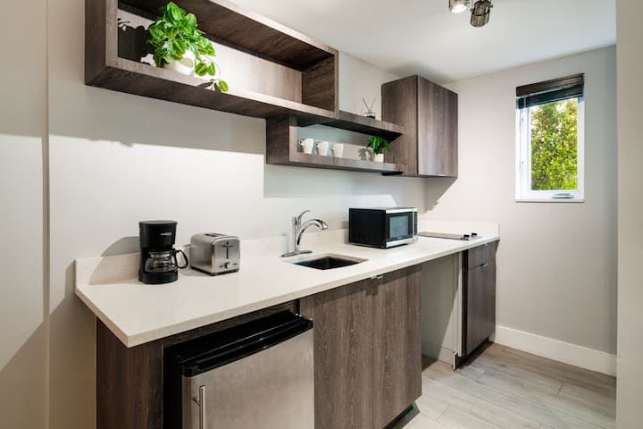 Double Queen Getaway | Kitchenette + Ocean Nearby - South Beach, FL