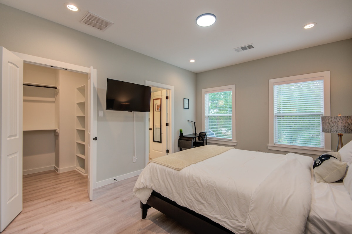 Dormitorio principal con baño privado y vestidor 