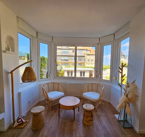 Sea View, large private garden and 20 m from the beach