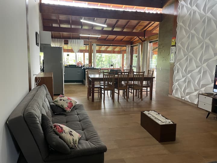 Soggiorno con cucina integrata 