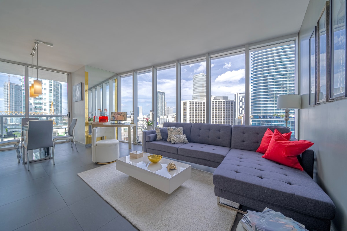 Le canapé modulable se divise en deux, et chaque partie devient un lit complet. 