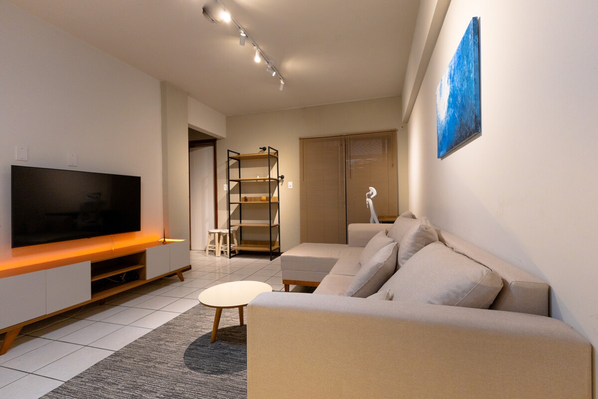 Projektuar dhe planifikuar për hapësirë dhe mirëqenie.
Smart TV LG 50' - përfshirë HTV me 500 kanale dhe Netflix falas, ruter interneti WI-FI me 250mb shpejtësi. Ndriçim indirekt me LED, ventilator i heshtur tavani.
