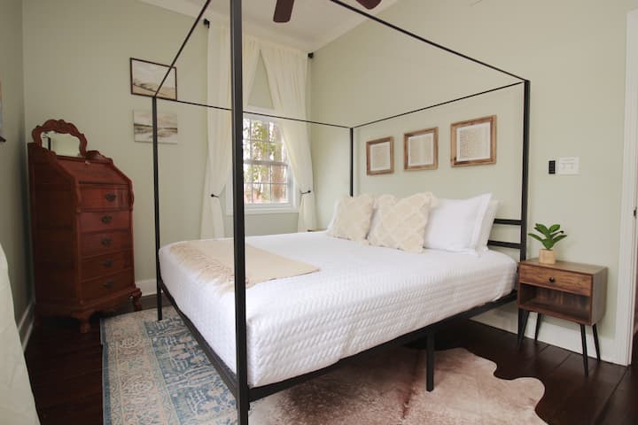 Disfruta de la acogedora cama king con dosel con vistas a la paz y la privacidad de los bosques circundantes. Es hermoso durante todo el año. Auténticas antigüedades y muebles modernos adornan la habitación con carácter y comodidad. Esta habitación comparte un baño de paso.