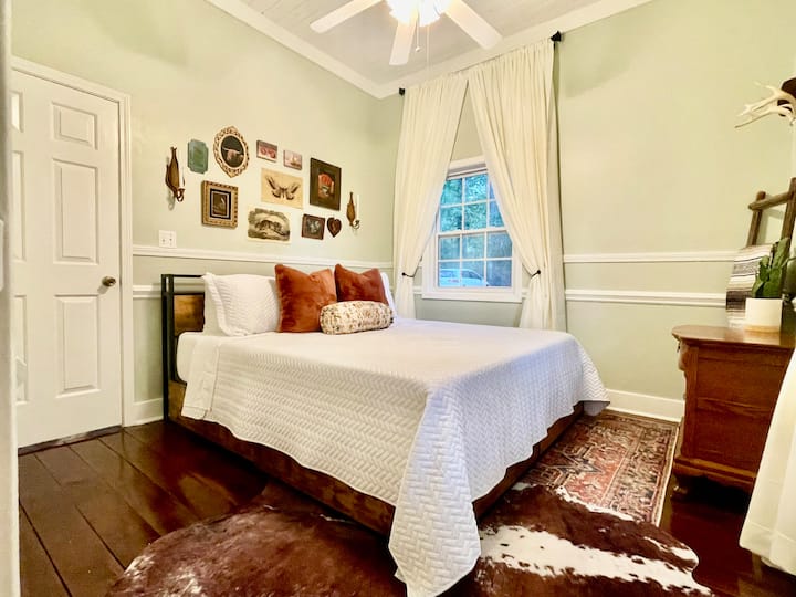 Disfruta de una cama tamaño king, una divertida decoración vintage y moderna, un armario, una cómoda pequeña y una vista a la tranquila propiedad boscosa. Es probable que incluso veas algunos de los ciervos locales que frecuentan el patio. 