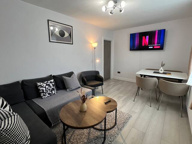 The Place- king beds~Ensuite~Airport~ Free Parking