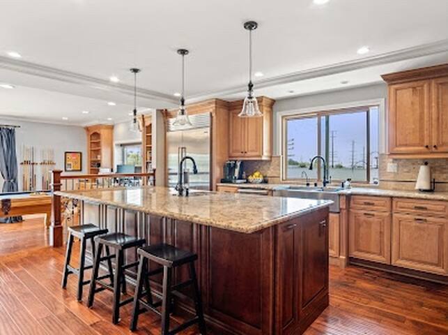 Luxury Big Home 1 mile from Beach gallery image 5