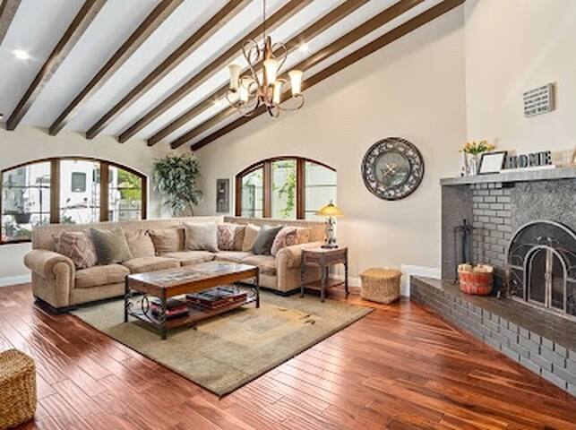 Luxury Big Home 1 mile from Beach gallery image 4