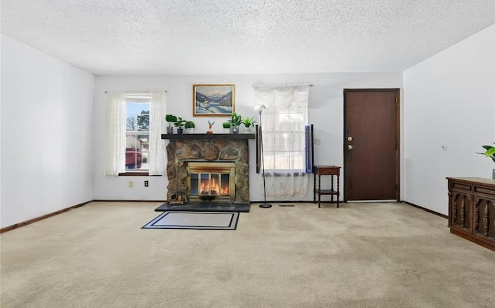 Cozy End-unit Townhome W/ Fireplace + Garage - Aurora